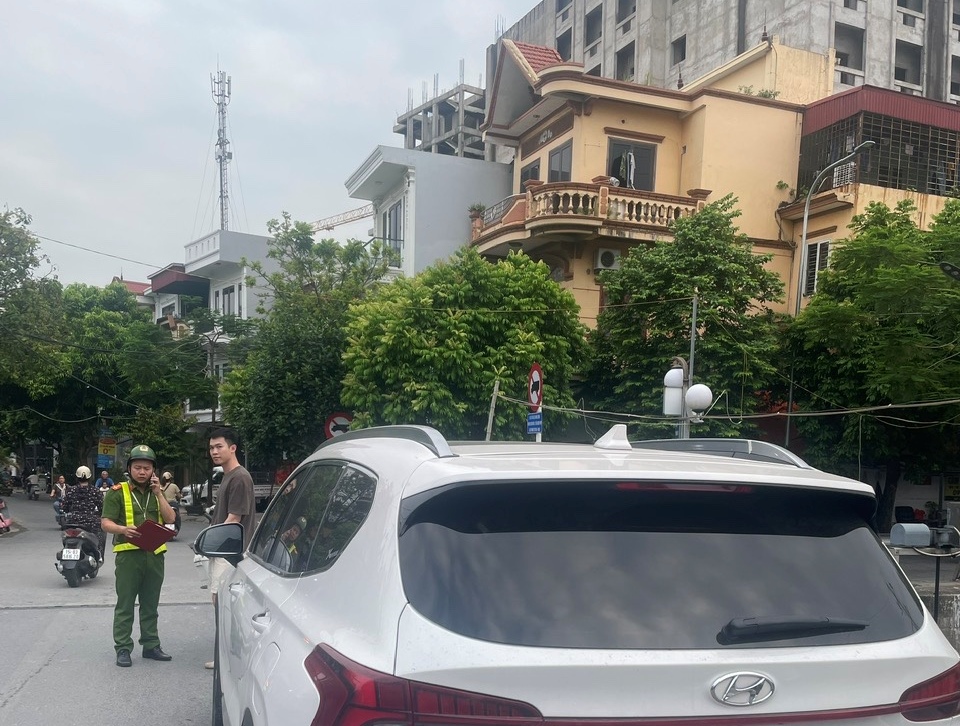 Công an phường Lê Chân: Xử phạt 05 trường hợp đỗ xe sai quy định trong ngày đầu ra quân  
